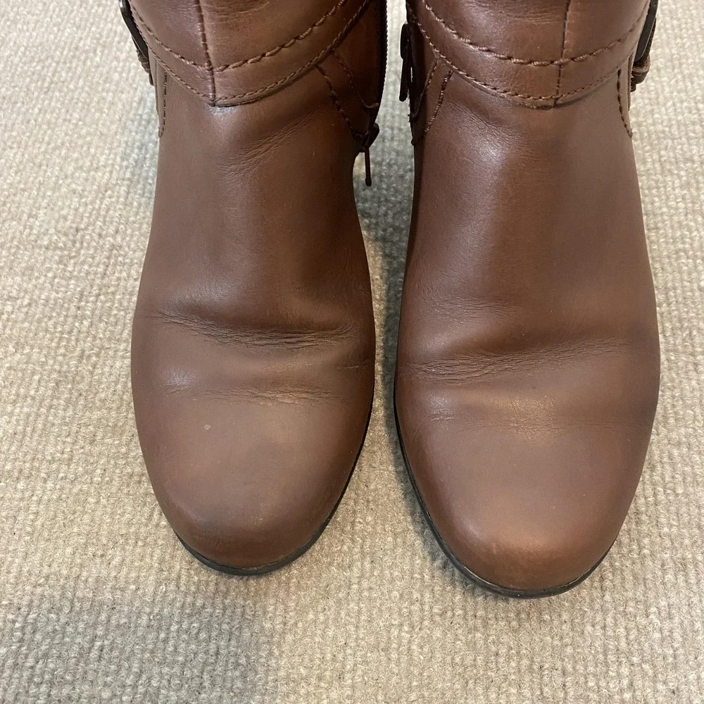 Clarks Booties Womens Size‎ 7 Brown Leather Ankle Zip Buckle Low Heel Bendables